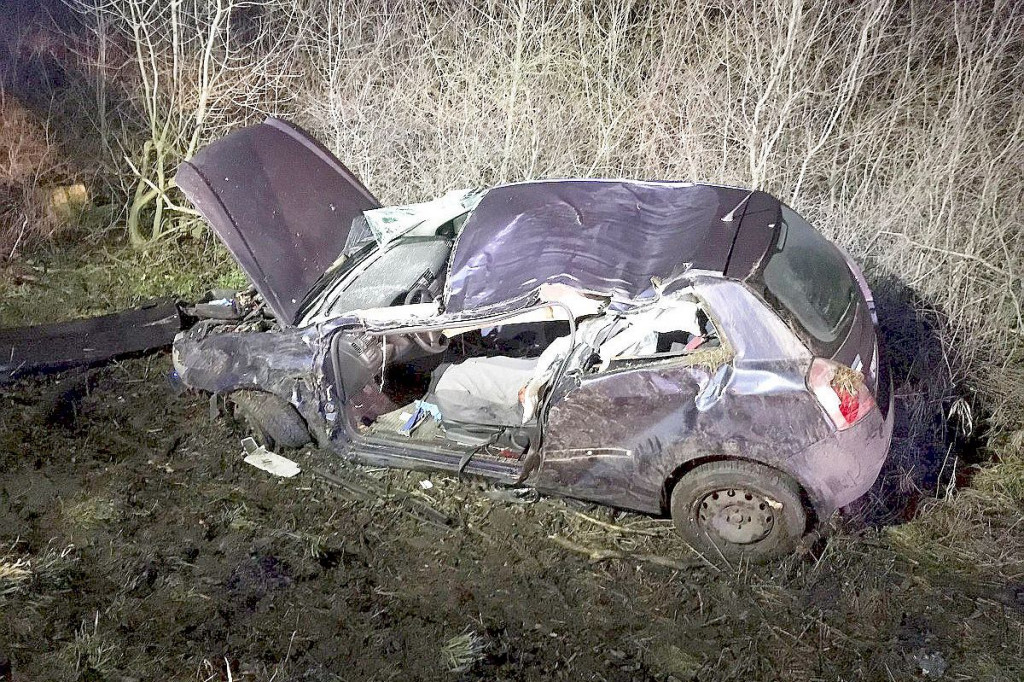 Brodnica i okolice. W środę rano wypadek w Osieku, strażacy rozcinali auto. Ciężko ranny kierowca
