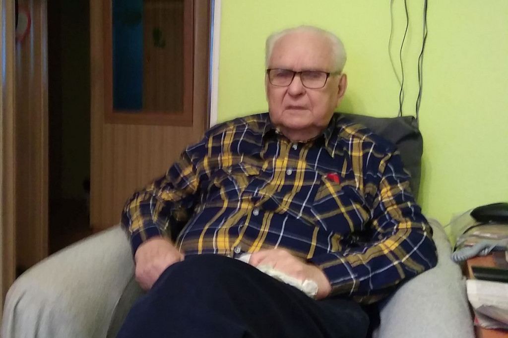 Brodnica. Z przerażeniem obserwowali, jak ich niewidomy sąsiad tnie drewno do kominka piłą tarczową