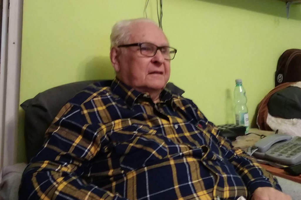 Brodnica. Z przerażeniem obserwowali, jak ich niewidomy sąsiad tnie drewno do kominka piłą tarczową