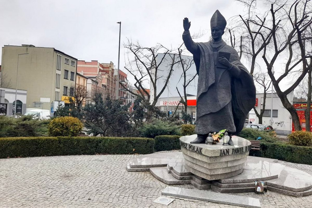 Brodnica. Wiatr powalił wielkie drzewo przy pomniku Jana Pawła II. Zamknięta kładka przy Lidzbarskiej [ZDJĘCIA]