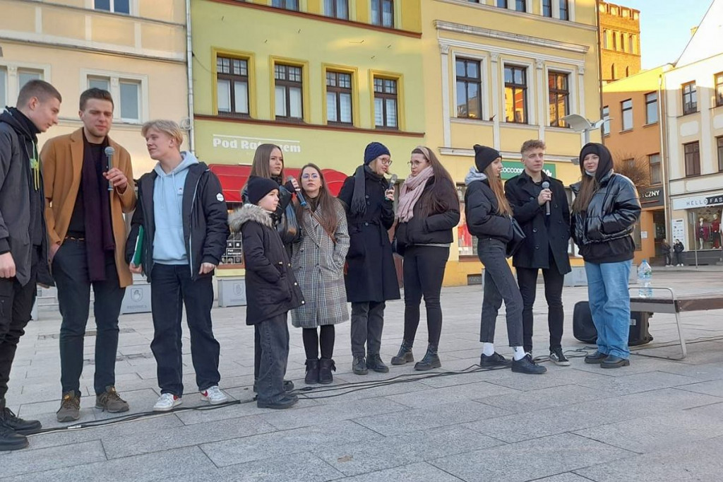 Brodnica. Tłumy na Dużym Rynku. Niech żyje wolna Ukraina! [DUŻO ZDJĘĆ]