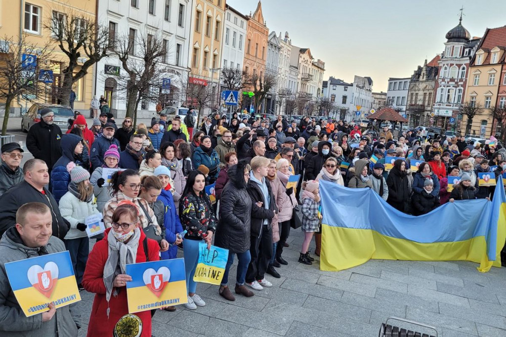 Brodnica. Tłumy na Dużym Rynku. Niech żyje wolna Ukraina! [DUŻO ZDJĘĆ]