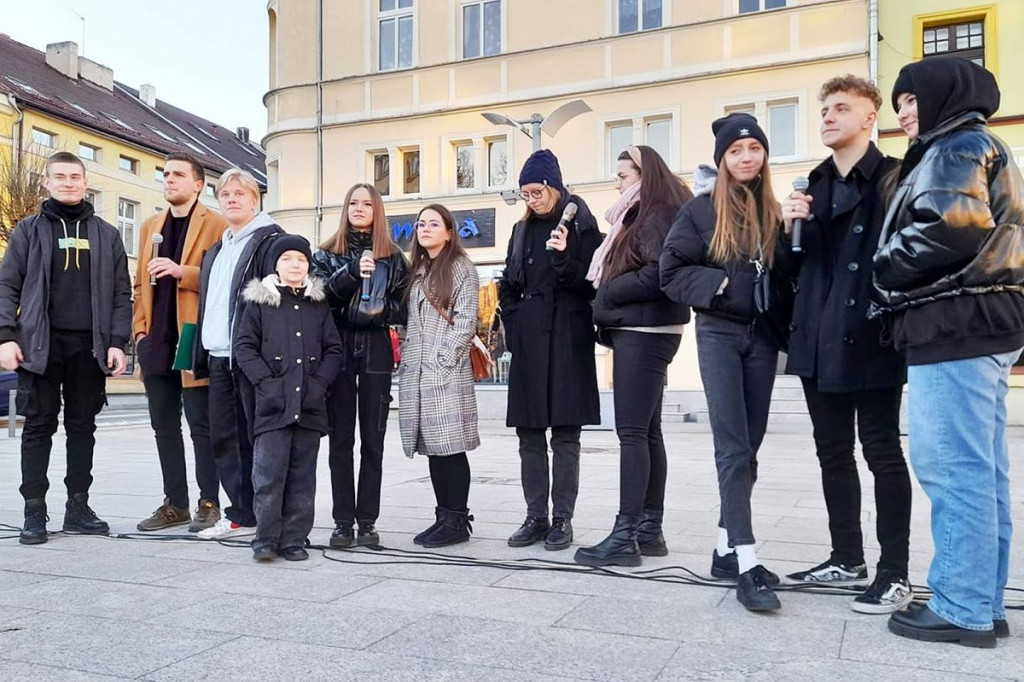Brodnica. Tłumy na Dużym Rynku. Niech żyje wolna Ukraina! [DUŻO ZDJĘĆ]