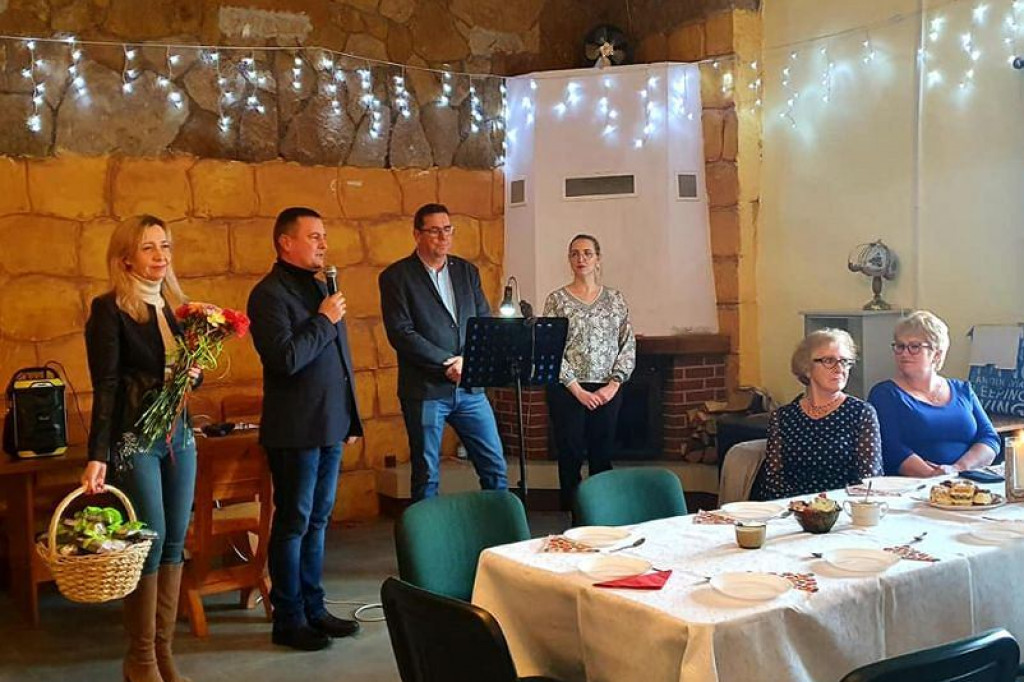 Brodnica i okolice. Jak świętowano Dzień Kobiet w sześciu miejscowościach. Tradycyjne goździki i rajstopy [ZDJĘCIA]