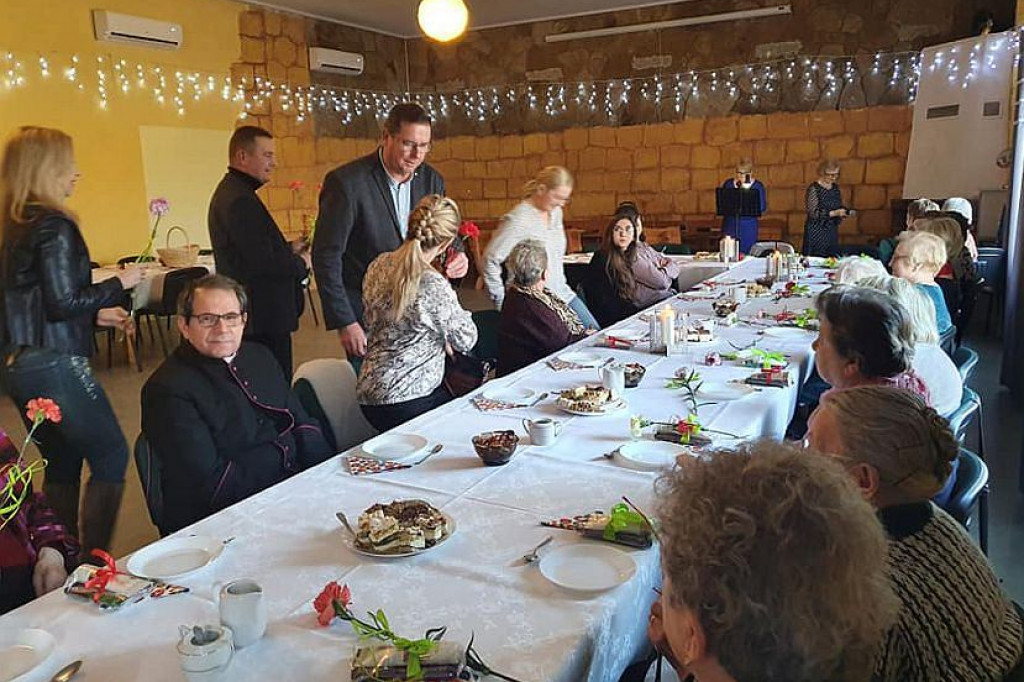 Brodnica i okolice. Jak świętowano Dzień Kobiet w sześciu miejscowościach. Tradycyjne goździki i rajstopy [ZDJĘCIA]