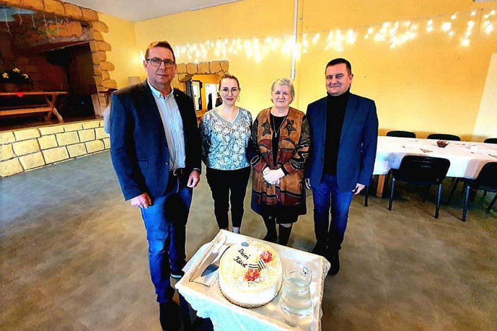 Brodnica i okolice. Jak świętowano Dzień Kobiet w sześciu miejscowościach. Tradycyjne goździki i rajstopy [ZDJĘCIA]