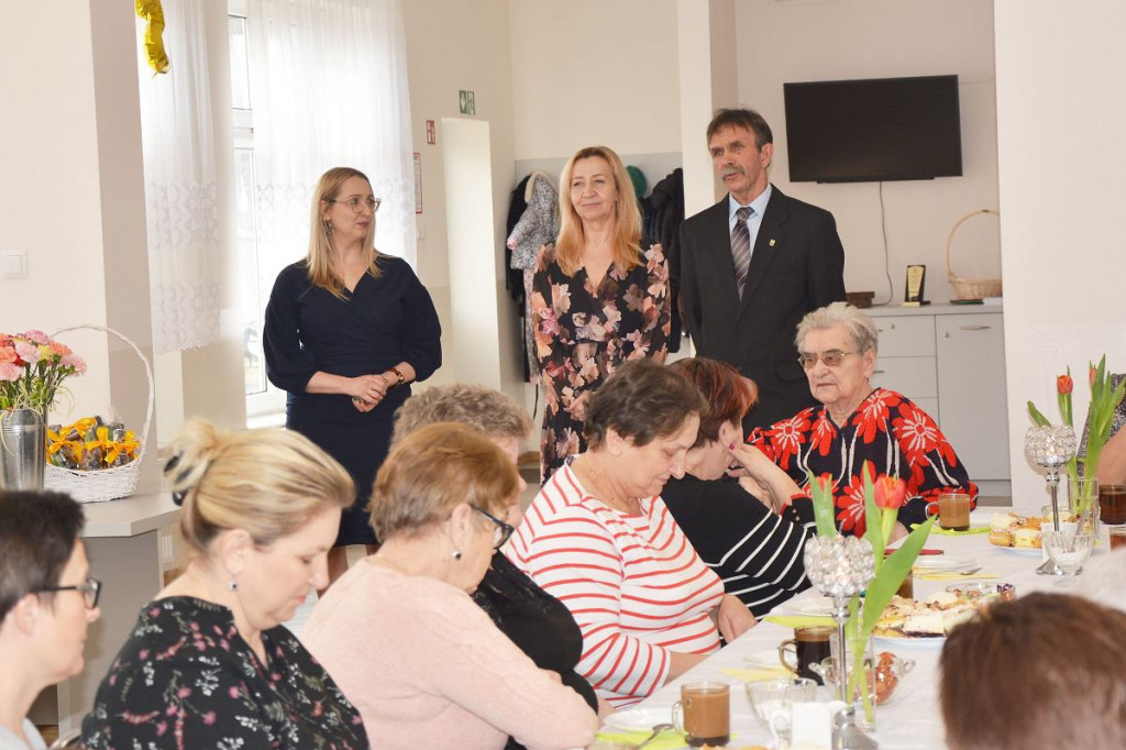 Brodnica i okolice. Jak świętowano Dzień Kobiet w sześciu miejscowościach. Tradycyjne goździki i rajstopy [ZDJĘCIA]