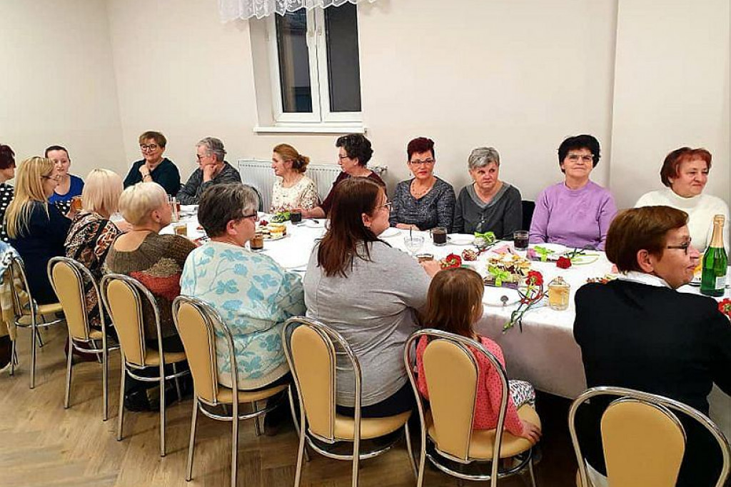 Brodnica i okolice. Jak świętowano Dzień Kobiet w sześciu miejscowościach. Tradycyjne goździki i rajstopy [ZDJĘCIA]