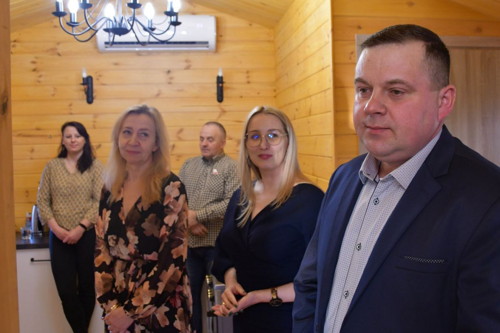 Brodnica i okolice. Jak świętowano Dzień Kobiet w sześciu miejscowościach. Tradycyjne goździki i rajstopy [ZDJĘCIA]