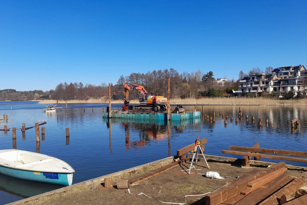 Brodnica. Trwają prace nad jeziorem, w dno wbijają 14-metrowe pale. Do wakacji ma być koniec [ZDJĘCIA]