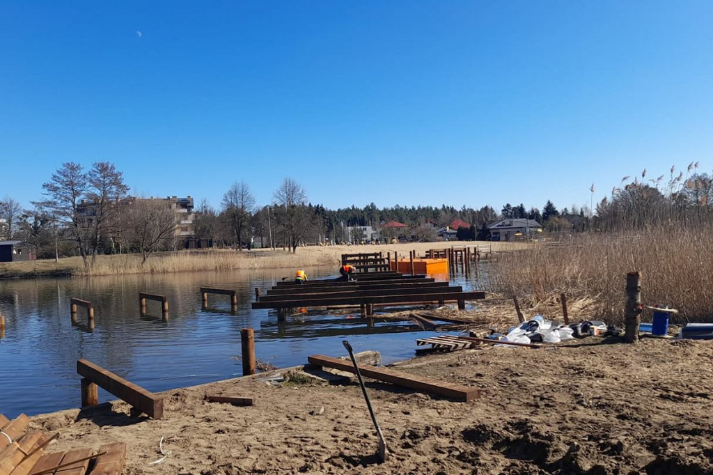 Brodnica. Trwają prace nad jeziorem, w dno wbijają 14-metrowe pale. Do wakacji ma być koniec [ZDJĘCIA]