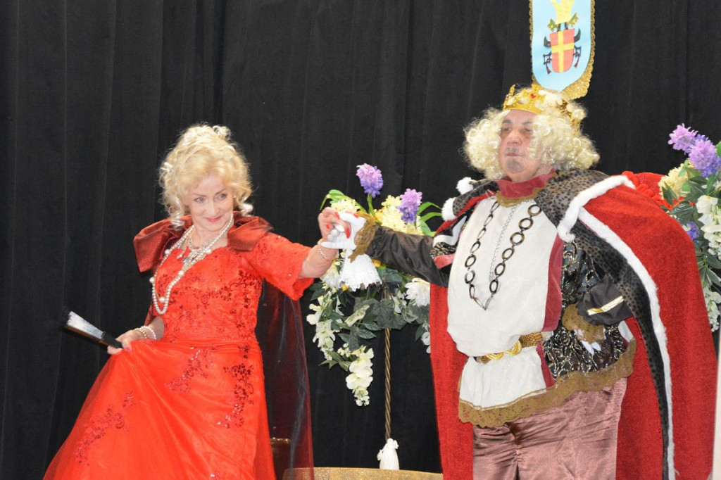 Brodnica i okolice. Barwne stroje, bajkowa scenografia, a na scenie wcale nie dzieci. Panie z Pokrzydowa dały czadu [ZDJĘCIA]