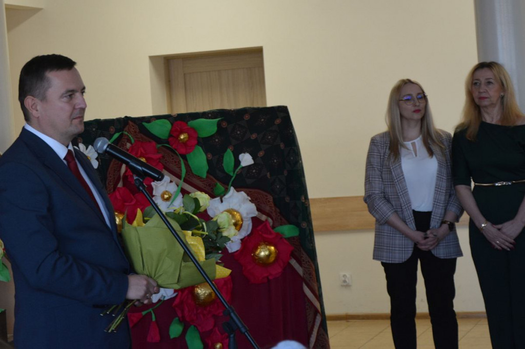 Brodnica i okolice. Barwne stroje, bajkowa scenografia, a na scenie wcale nie dzieci. Panie z Pokrzydowa dały czadu [ZDJĘCIA]