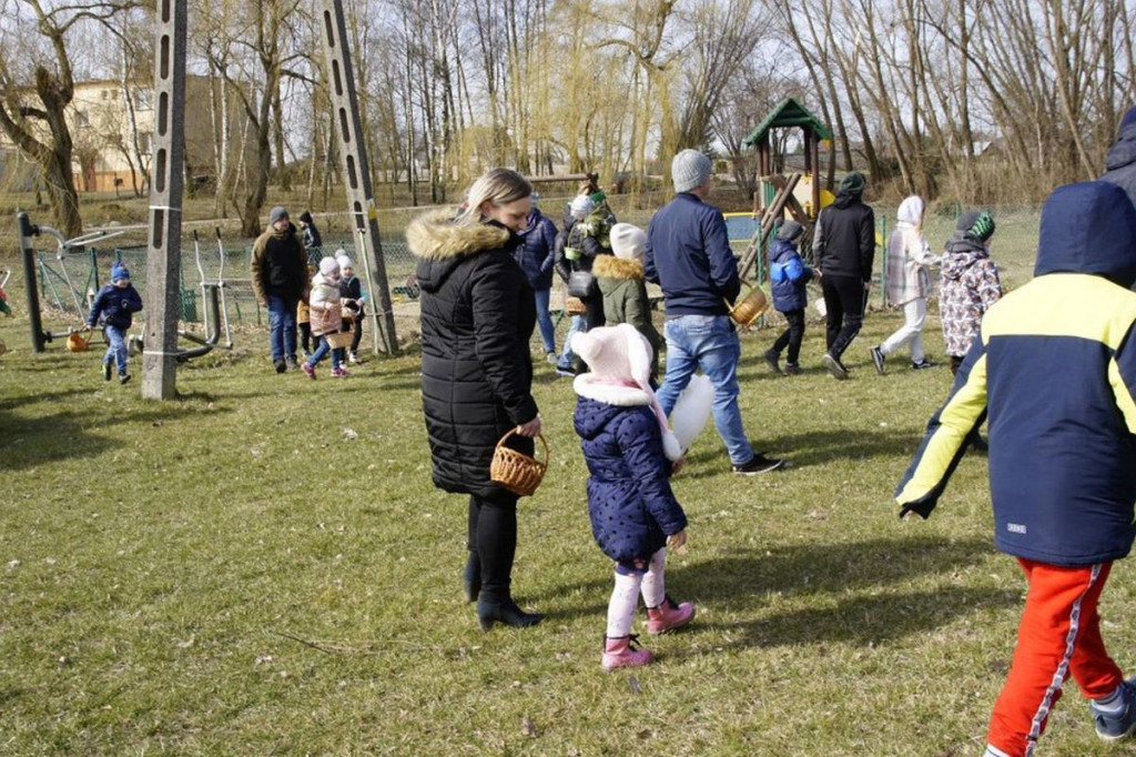 Brodnica i okolice. Niecodzienna zabawa w Brzoziu z zającem wielkanocnym [ZDJĘCIA]