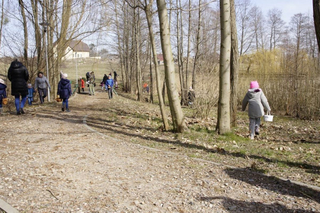Brodnica i okolice. Niecodzienna zabawa w Brzoziu z zającem wielkanocnym [ZDJĘCIA]
