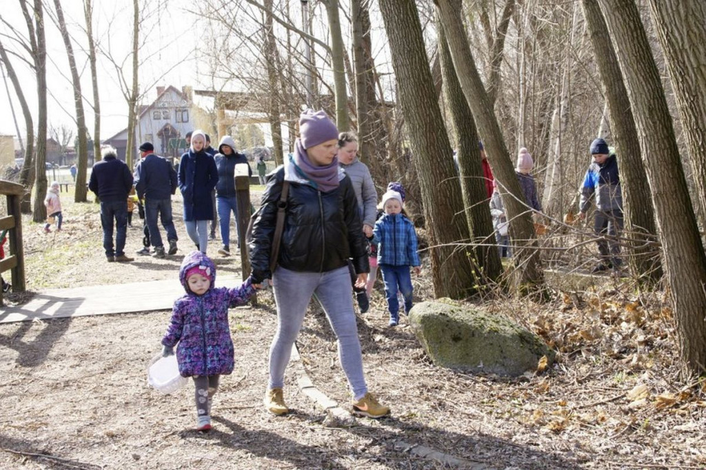 Brodnica i okolice. Niecodzienna zabawa w Brzoziu z zającem wielkanocnym [ZDJĘCIA]