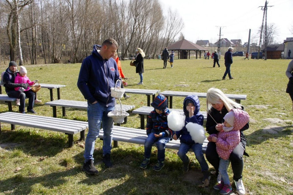 Brodnica i okolice. Niecodzienna zabawa w Brzoziu z zającem wielkanocnym [ZDJĘCIA]