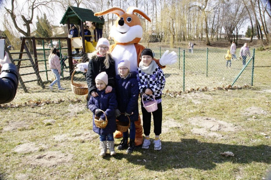 Brodnica i okolice. Niecodzienna zabawa w Brzoziu z zającem wielkanocnym [ZDJĘCIA]