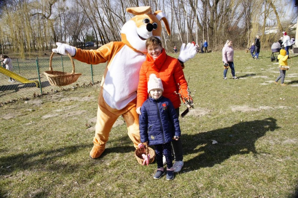 Brodnica i okolice. Niecodzienna zabawa w Brzoziu z zającem wielkanocnym [ZDJĘCIA]
