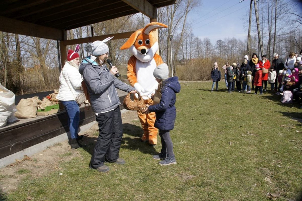 Brodnica i okolice. Niecodzienna zabawa w Brzoziu z zającem wielkanocnym [ZDJĘCIA]