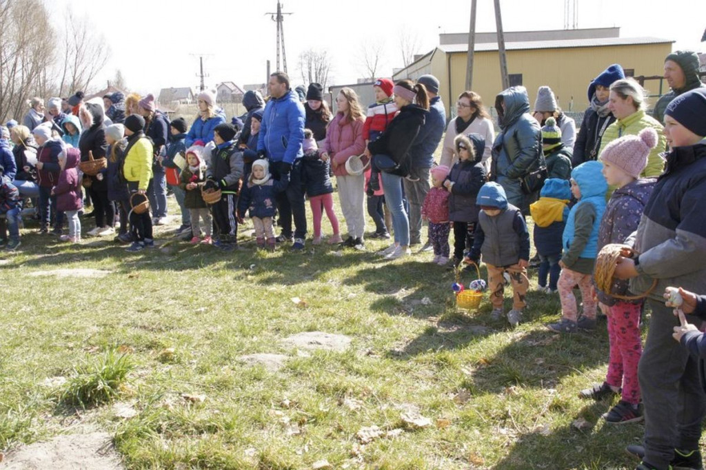 Brodnica i okolice. Niecodzienna zabawa w Brzoziu z zającem wielkanocnym [ZDJĘCIA]