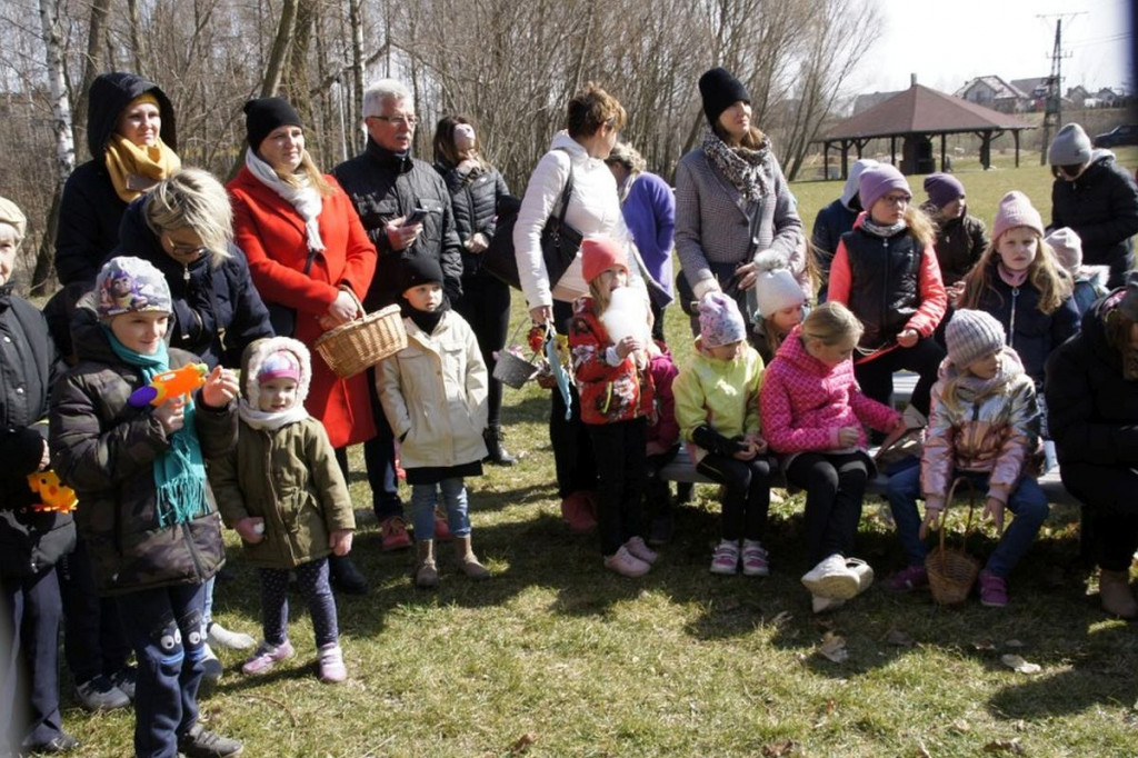 Brodnica i okolice. Niecodzienna zabawa w Brzoziu z zającem wielkanocnym [ZDJĘCIA]