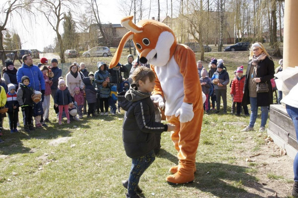Brodnica i okolice. Niecodzienna zabawa w Brzoziu z zającem wielkanocnym [ZDJĘCIA]