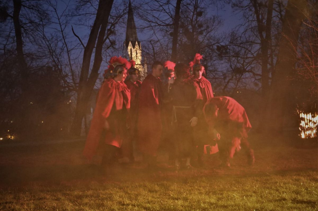 Misterium Męki Pańskiej w Jabłonowie. Ponad 80 aktorów, statystów, realizatorów [ZDJĘCIA]