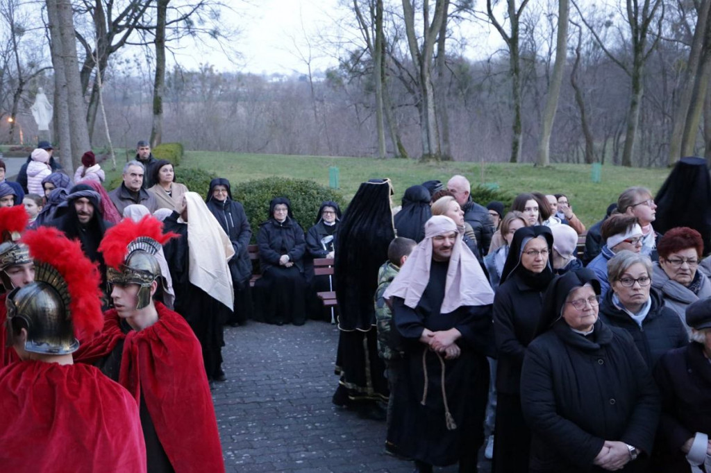 Misterium Męki Pańskiej w Jabłonowie. Ponad 80 aktorów, statystów, realizatorów [ZDJĘCIA]
