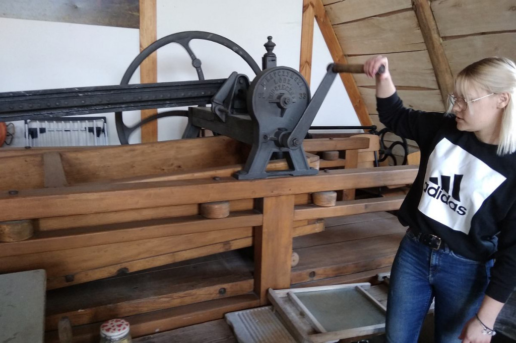 Półautomatyczna pralka sprzed stu lat, maglowanie i deptanie jak u babci. Z wizytą w wiosce mydlarskiej [ZDJĘCIA]