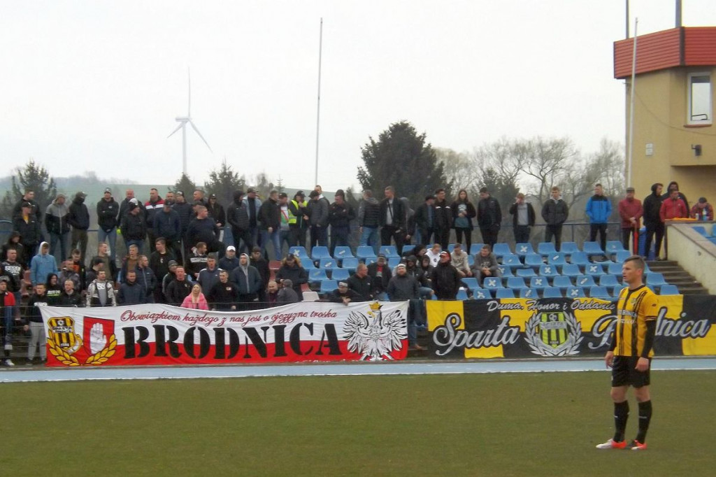 Brodnica. Popołudnie podwyższonego ryzyka. Kilkadziesiąt radiowozów, policjanci z psami [ZDJĘCIA]