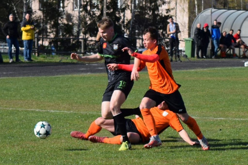 Brodnica i okolice. Piłkarskie derby w Bobrowie. Cztery gole i wiele emocji [ZDJĘCIA]