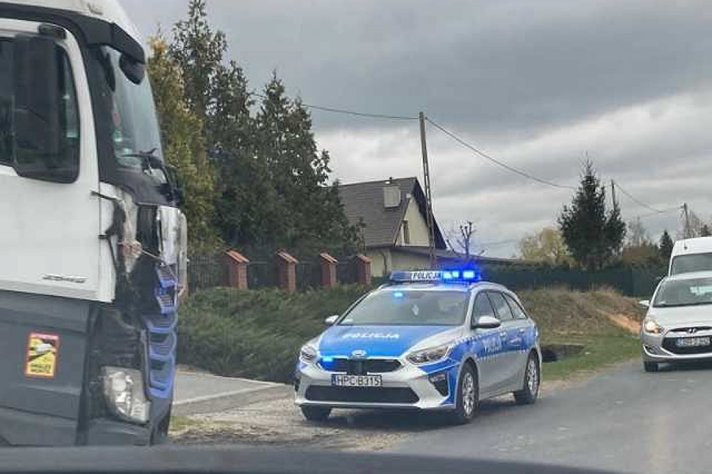 Brodnica i okolice. W Zbicznie ciężarówka z przyczepą zderzyła się z autobusem szkolnym. Co z dziećmi? [ZDJĘCIA]
