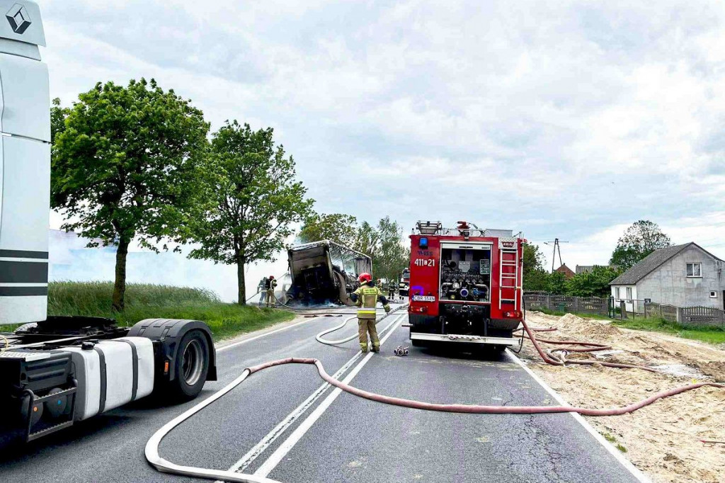 Brodnica i okolice. Tir w ogniu na DK 15. Przyczyna pożaru dość nietypowa