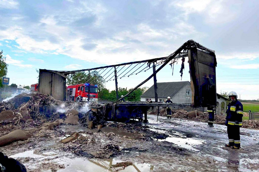 Brodnica i okolice. Tir w ogniu na DK 15. Przyczyna pożaru dość nietypowa