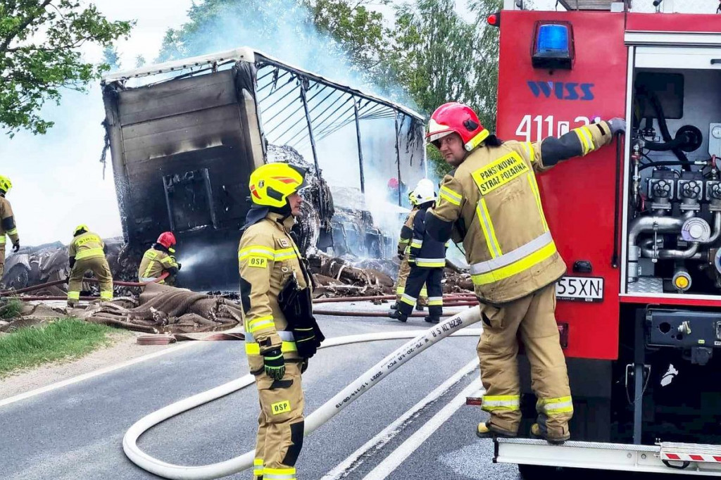 Brodnica i okolice. Tir w ogniu na DK 15. Przyczyna pożaru dość nietypowa