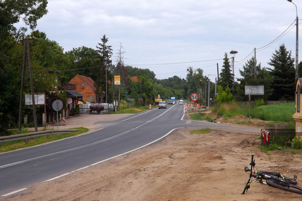 Brodnica i okolice. Budują ścieżkę pieszo-rowerową przy DK 15. Ale mieszkańcy się skarżą [ZDJĘCIA]