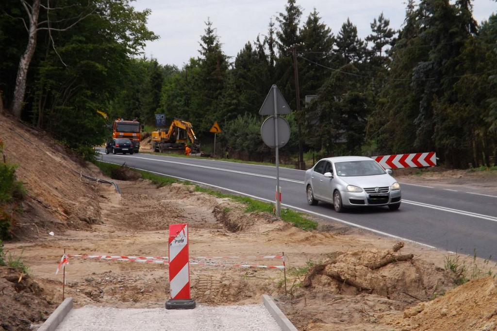 Brodnica i okolice. Budują ścieżkę pieszo-rowerową przy DK 15. Ale mieszkańcy się skarżą [ZDJĘCIA]