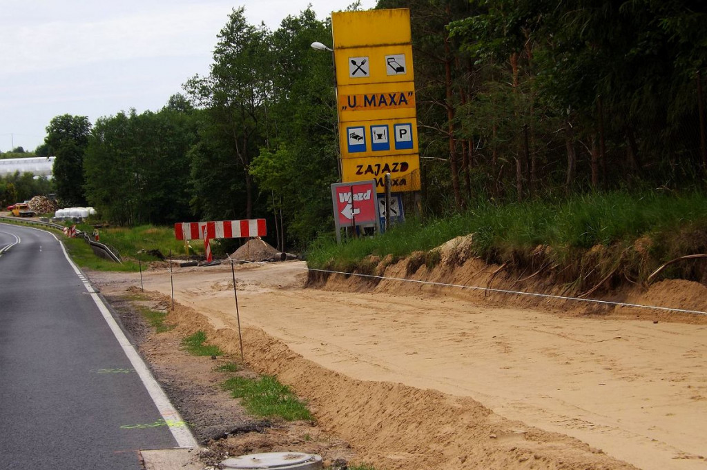 Brodnica i okolice. Budują ścieżkę pieszo-rowerową przy DK 15. Ale mieszkańcy się skarżą [ZDJĘCIA]