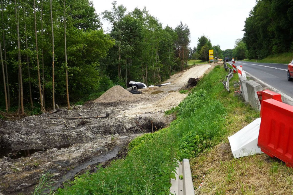 Brodnica i okolice. Budują ścieżkę pieszo-rowerową przy DK 15. Ale mieszkańcy się skarżą [ZDJĘCIA]