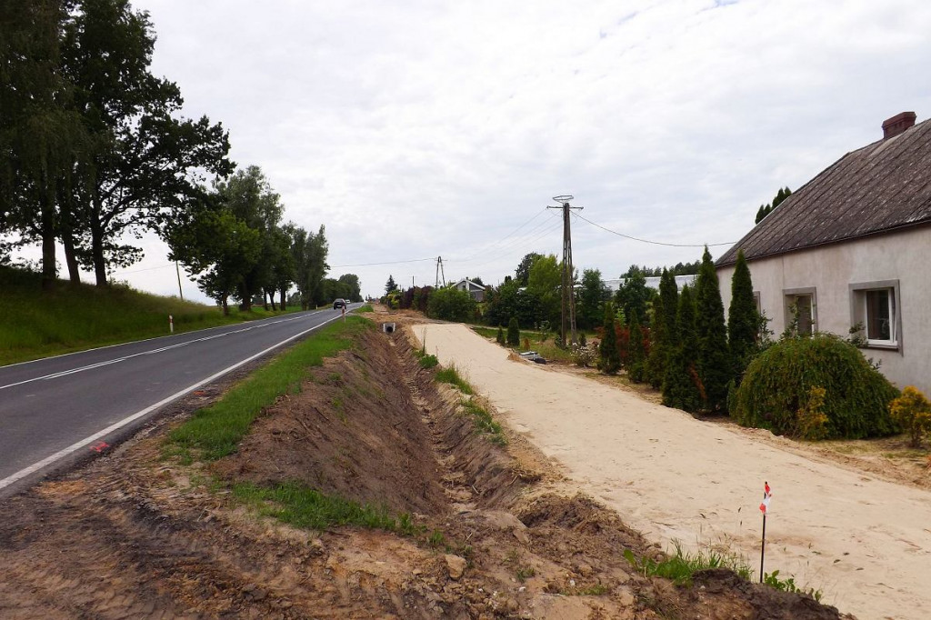 Brodnica i okolice. Budują ścieżkę pieszo-rowerową przy DK 15. Ale mieszkańcy się skarżą [ZDJĘCIA]