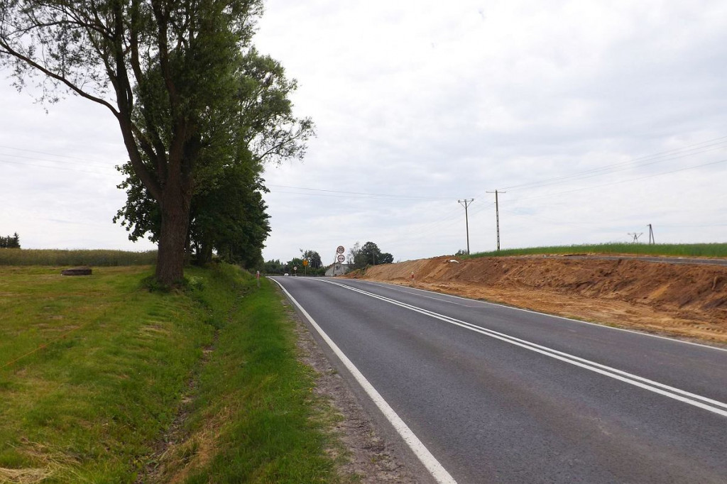 Brodnica i okolice. Budują ścieżkę pieszo-rowerową przy DK 15. Ale mieszkańcy się skarżą [ZDJĘCIA]