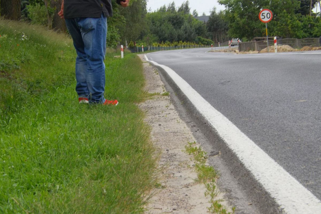 Brodnica i okolice. Budują ścieżkę pieszo-rowerową przy DK 15. Ale mieszkańcy się skarżą [ZDJĘCIA]