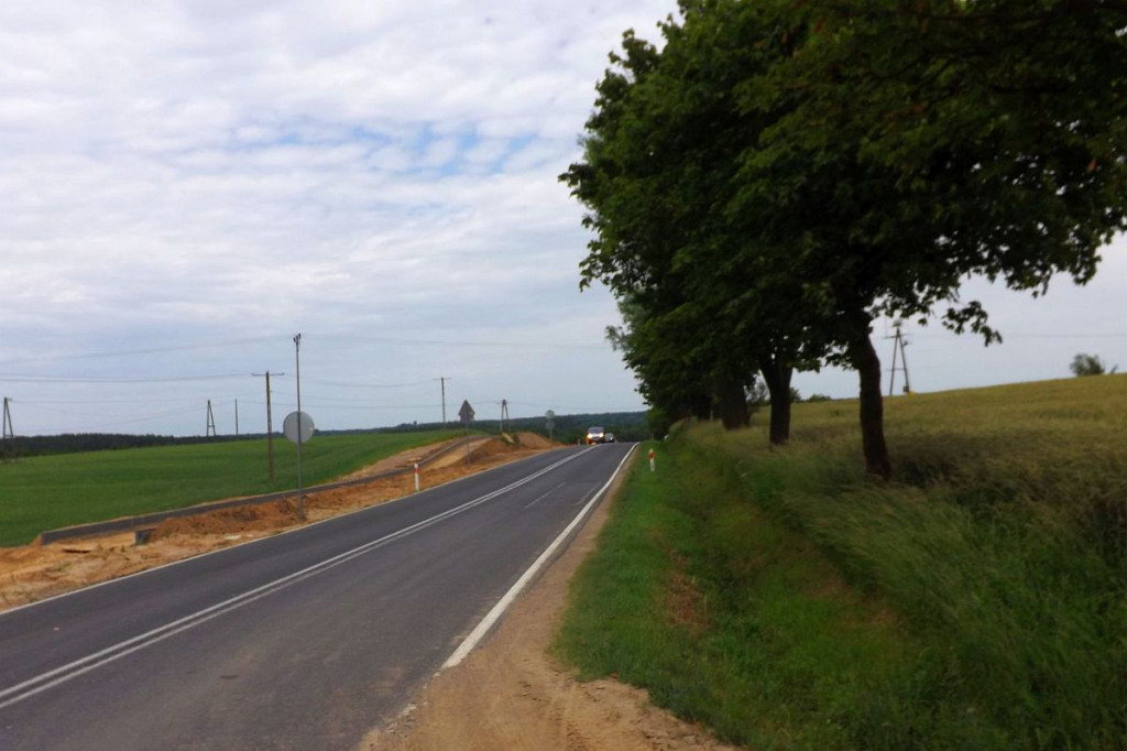 Brodnica i okolice. Budują ścieżkę pieszo-rowerową przy DK 15. Ale mieszkańcy się skarżą [ZDJĘCIA]