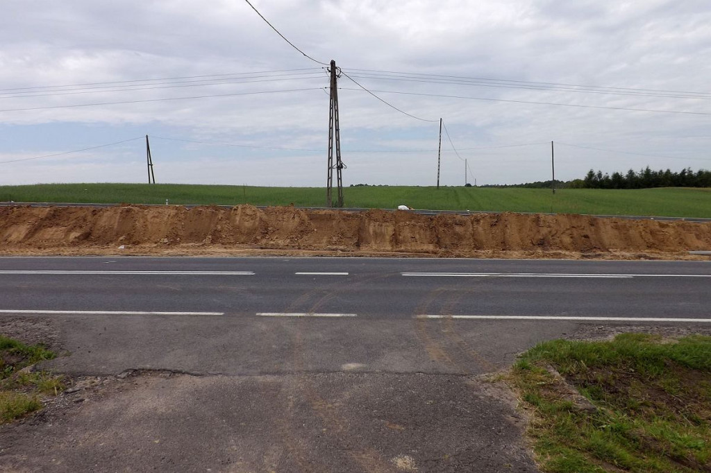 Brodnica i okolice. Budują ścieżkę pieszo-rowerową przy DK 15. Ale mieszkańcy się skarżą [ZDJĘCIA]