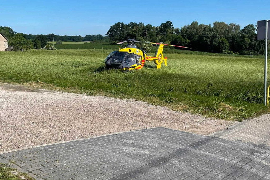 Brodnica i okolice. Wypadek na DK15. Nieprzytomnego rowerzystę do szpitala zabrał śmigłowiec
