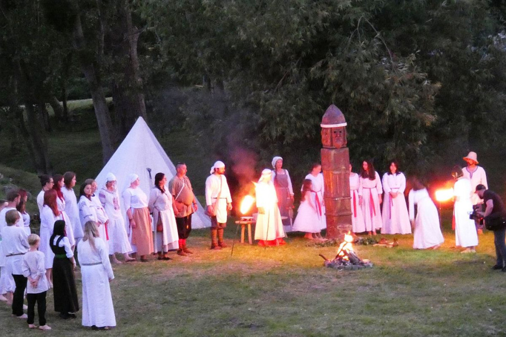 Brodnica. Noc Kupały na zamku w ciepłą, pachnącą lipami noc [ZDJĘCIA]