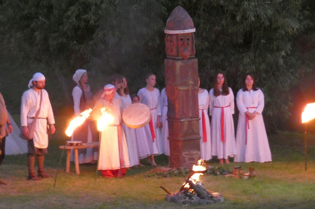 Brodnica. Noc Kupały na zamku w ciepłą, pachnącą lipami noc [ZDJĘCIA]