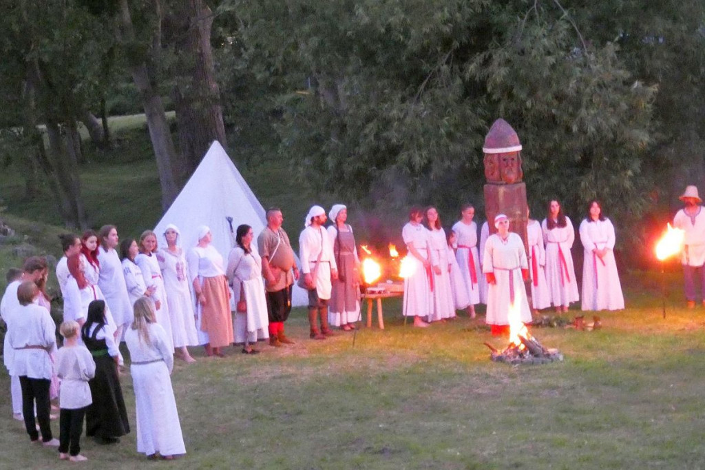 Brodnica. Noc Kupały na zamku w ciepłą, pachnącą lipami noc [ZDJĘCIA]