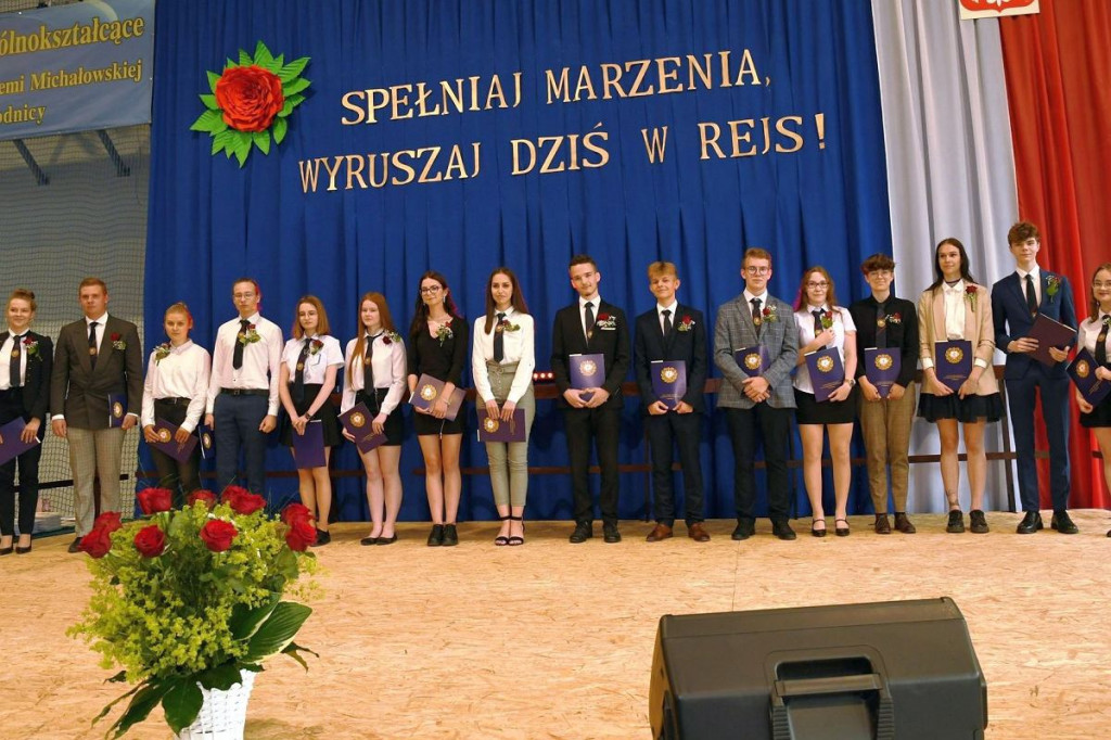 Różyczkowanie w I LO w Brodnicy. Dla maturzystów zadzwonił ostatni, symboliczny dzwonek [ZDJĘCIA]